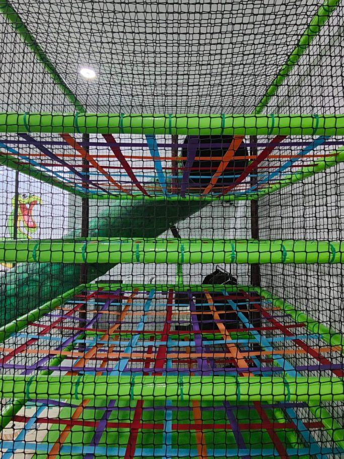 torre de cintas elásticas que da acceso al tobogán serpiente de la sala ocio infantil